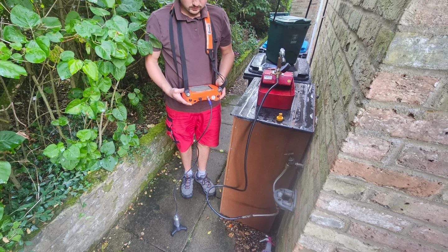 Tracer gas leak detection in Harpenden