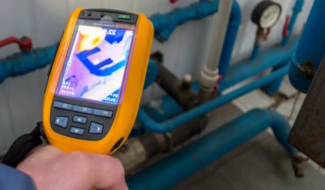 Leak detection engineer at work in Rickmansworth